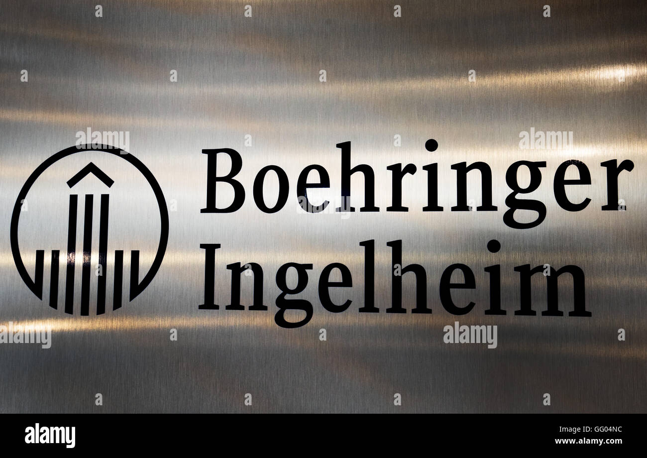 Il logo aziendale della società farmaceutica Boehringer Ingelheim può essere letta su un pannello di acciaio inossidabile in Ingelheim am Rhein, Germania, 23 giugno 2016. Foto: Andreas Arnold/dpa Foto Stock