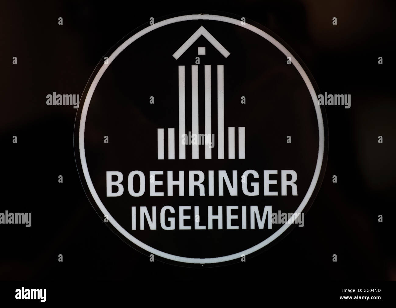 La storica azienda logo della società farmaceutica Boehringer Ingelheim brilla al buio su un pannello di vetro nel museo di piante in Ingelheim am Rhein, Germania, 23 giugno 2016. Foto: Andreas Arnold/dpa Foto Stock