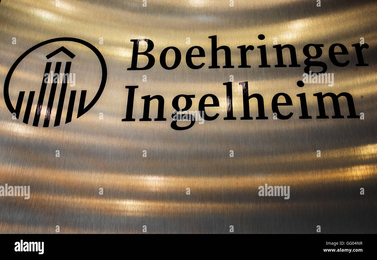 Il logo aziendale della società farmaceutica Boehringer Ingelheim può essere letta su un pannello di acciaio inossidabile in cui l'illuminazione a soffitto è riflessa in Ingelheim am Rhein, Germania, 23 giugno 2016. Foto: Andreas Arnold/dpa Foto Stock