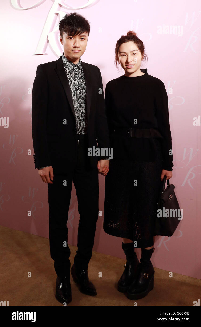 Taipei. Il 3° agosto 2016. Il cantante Leo Ku (L) e sua moglie partecipare ad un banchetto in Taipei, a sud-est della Cina di Taiwan, 2 agosto 2016. Ruby Lin e Wallace Huo tenuto un banchetto a Taipei il martedì dopo il ritorno dal loro matrimonio cerimonia sull isola di Bali. © Xinhua/Alamy Live News Foto Stock