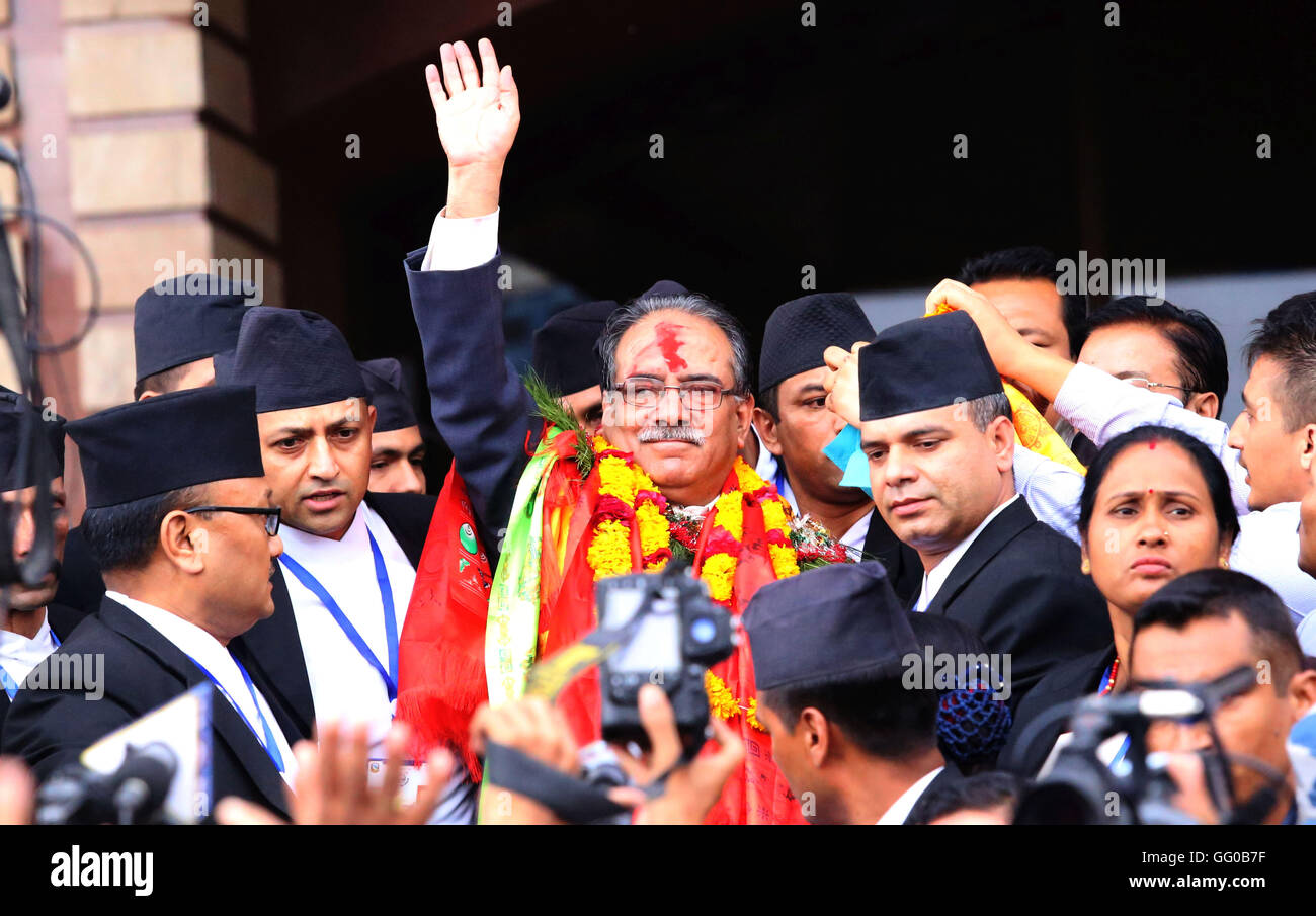 Kathmandu, Nepal. 03 Ago, 2016. Il Nepal il neo eletto primo ministro Puspa Kamal Dahal onde dopo elezione al Parlamento a Kathmandu, Nepal,Presidente del Partito comunista del Nepal,(Centro maoista) Presidente Pushpa Kamal Dahal anche noto come Prachanda è stato eletto come il trentanovesimo il Primo ministro ed il secondo intervallo di tempo il Primo Ministro federale della Repubblica Democratica del Nepal. Credito: Sunil Sharma/Alamy Live News Foto Stock