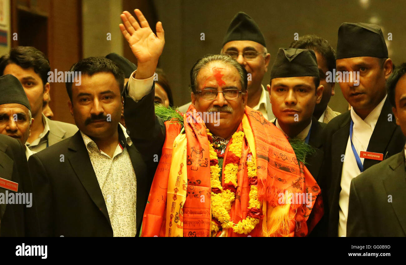 Kathmandu, Nepal. 03 Ago, 2016. Il Nepal il neo eletto primo ministro Puspa Kamal Dahal onde dopo elezione al Parlamento a Kathmandu, Nepal,Presidente del Partito comunista del Nepal,(Centro maoista) Presidente Pushpa Kamal Dahal anche noto come Prachanda è stato eletto come il trentanovesimo il Primo ministro ed il secondo intervallo di tempo il Primo Ministro federale della Repubblica Democratica del Nepal. Credito: Sunil Sharma/Alamy Live News Foto Stock