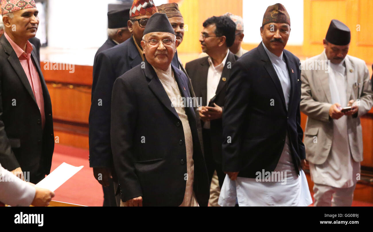 Kathmandu, Nepal. 03 Ago, 2016. Ex primo ministro KP Sharma Oli(C) ritorna con il suo ex ministri dal Parlamento dopo il nuovo primo ministro di elezione a Kathmandu, Nepal,Presidente del Partito comunista del Nepal,(Centro maoista) Presidente Pushpa Kamal Dahal anche noto come Prachanda è stato eletto come il trentanovesimo il Primo ministro ed il secondo intervallo di tempo il Primo Ministro federale della Repubblica Democratica del Nepal. Credito: Sunil Sharma/Alamy Live News Foto Stock