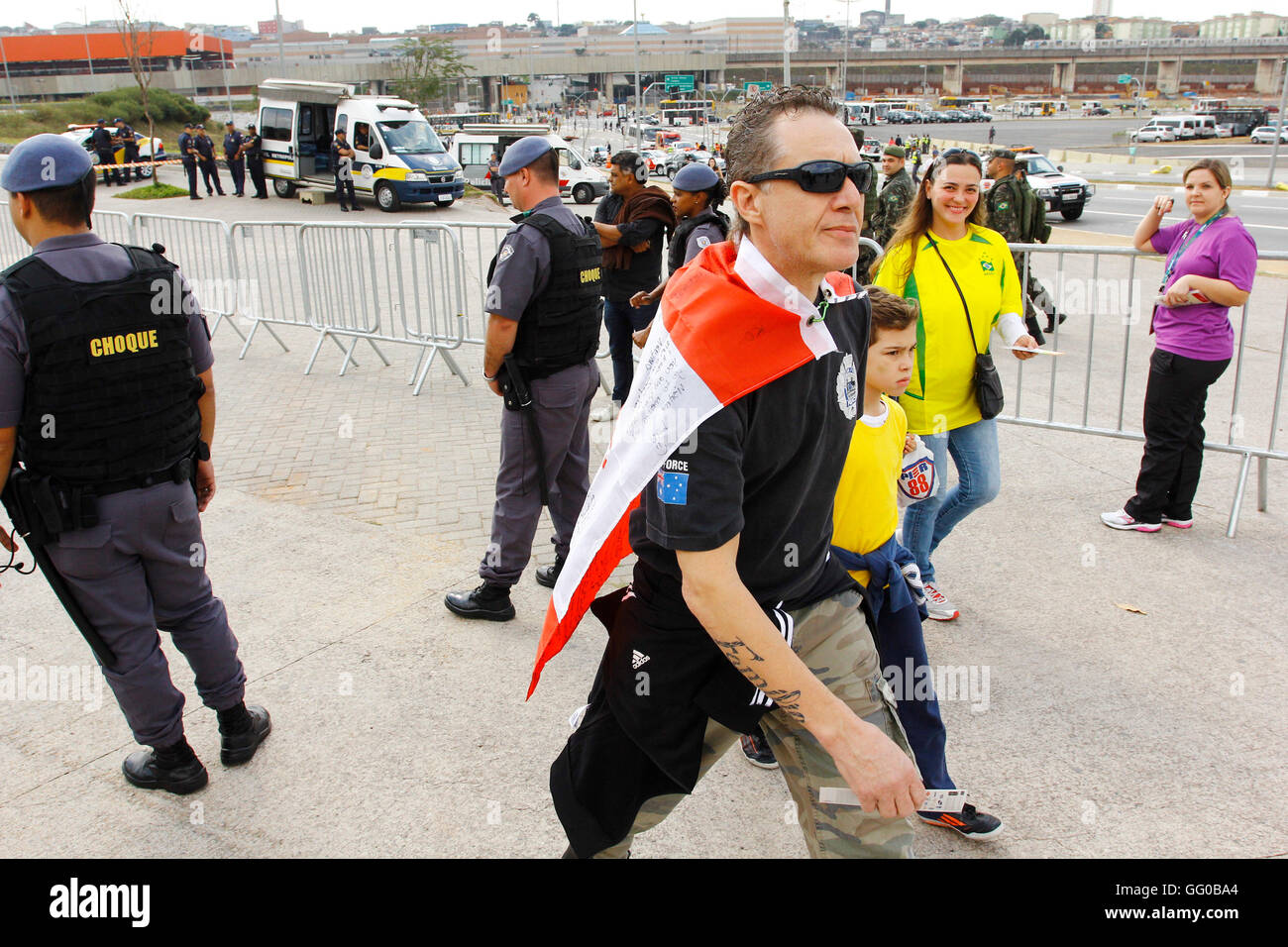 SÃO PAULO, SP - 03.08.2016: PREPARATIVOS PARA PRIMEIRO EVENTOO RIO 2016 - i preparativi per il primo evento 2016 svoltosi mercoledì (03) presso l'Arena Corinzi stadium di Itaquera zona est di São Paulo, la partita di calcio tra le squadre Canada x Australia (femmina) e dopo lo Zimbabwe vs Germania (femmina) . Nella foto Shock rivista truppa rende le ventole prima dell'accesso all'Arena. (Foto: Aloisio Mauricio/Fotoarena) Foto Stock