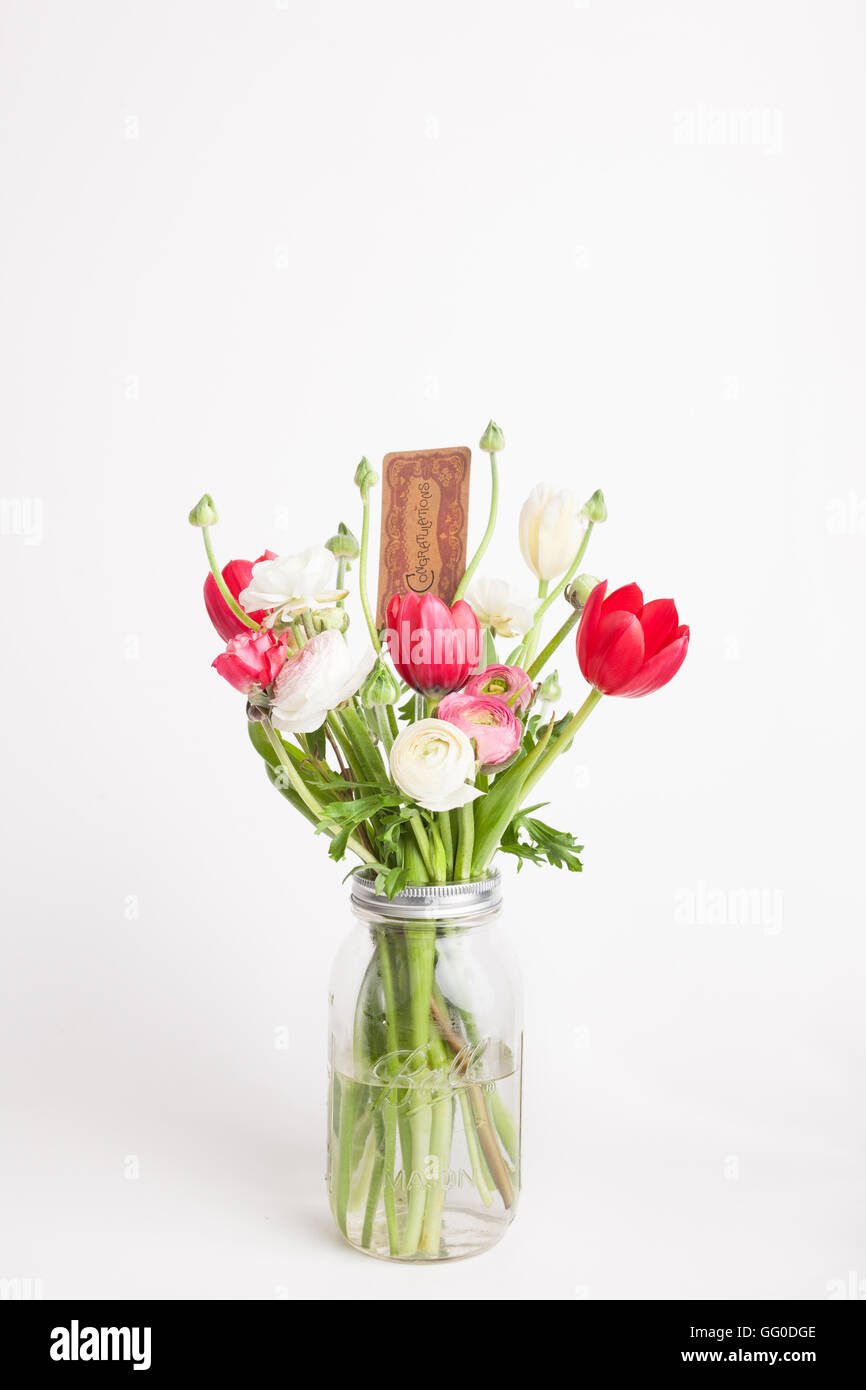 Misto fiori australiani in un vasetto di vetro con una carta regalo Foto  stock - Alamy