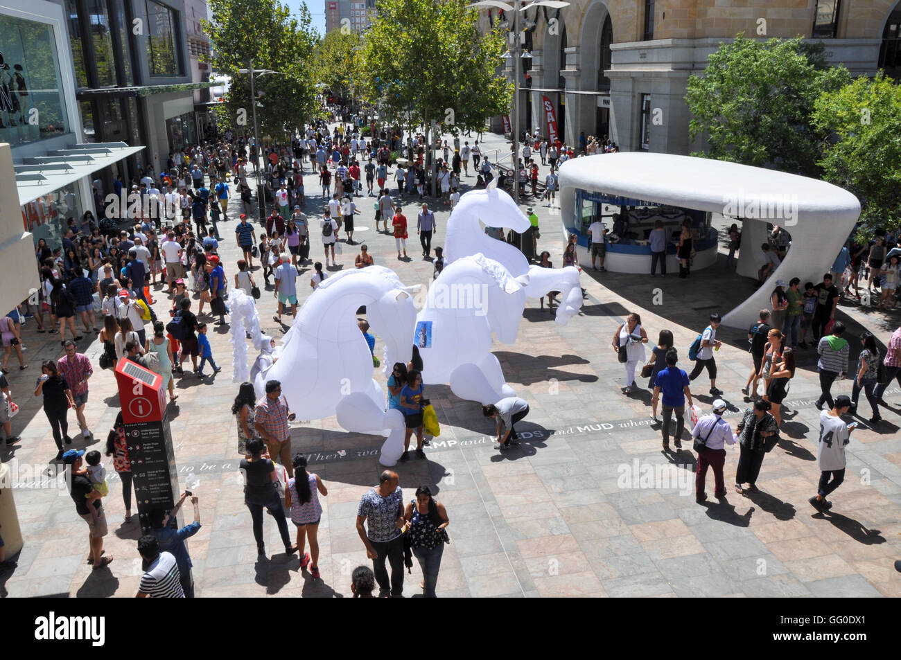 Perth,WA,Australia-December 26,2015: folle guardare burattinai con cavallo bianco burattini nel quartiere dello shopping di Perth, Western Australia. Foto Stock