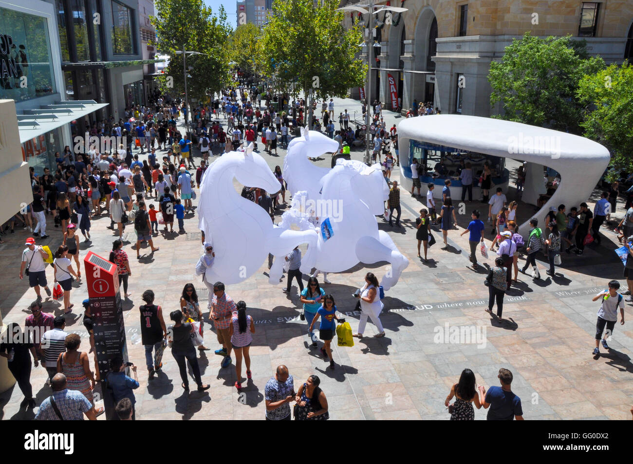 Perth,WA,Australia-December 26,2015: folle guardare burattinai con cavallo bianco burattini nel quartiere dello shopping di Perth, Western Australia. Foto Stock