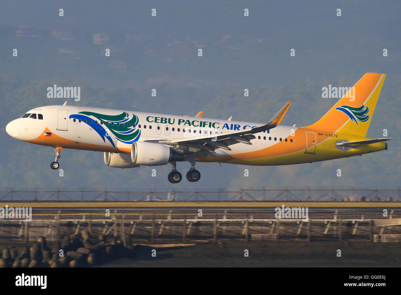 Bali/Indonesia Febbraio 19, 2013: Airbus A320 di Cebu Pacific decollo all'aeroporto di Bali. Foto Stock