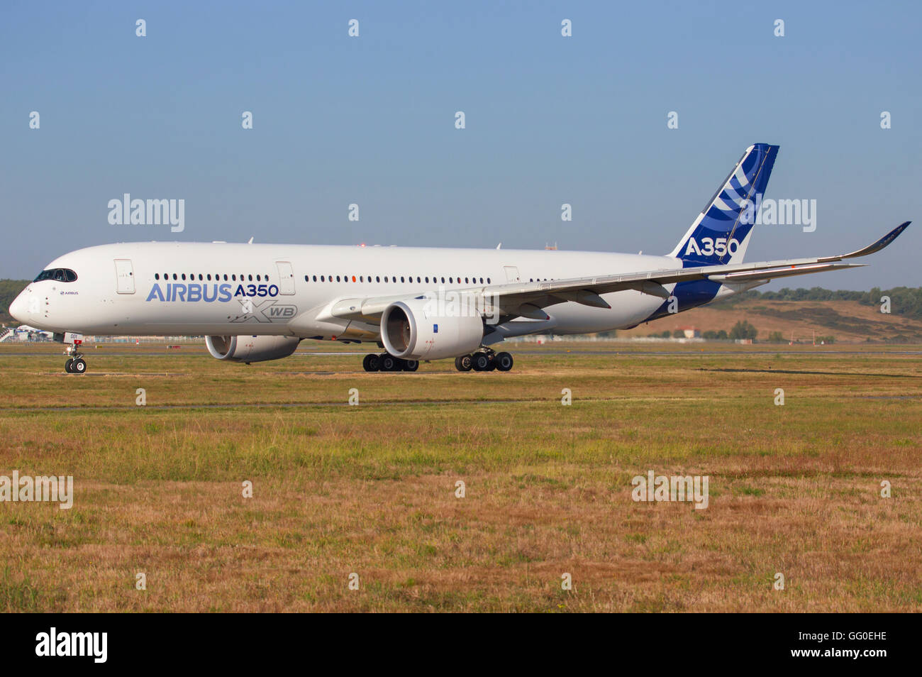 Tolouse/Francia Febbraio 3, 2013: Airbus A350 da Airbus tassare a decollare in Tolouse Aeroporto. Foto Stock