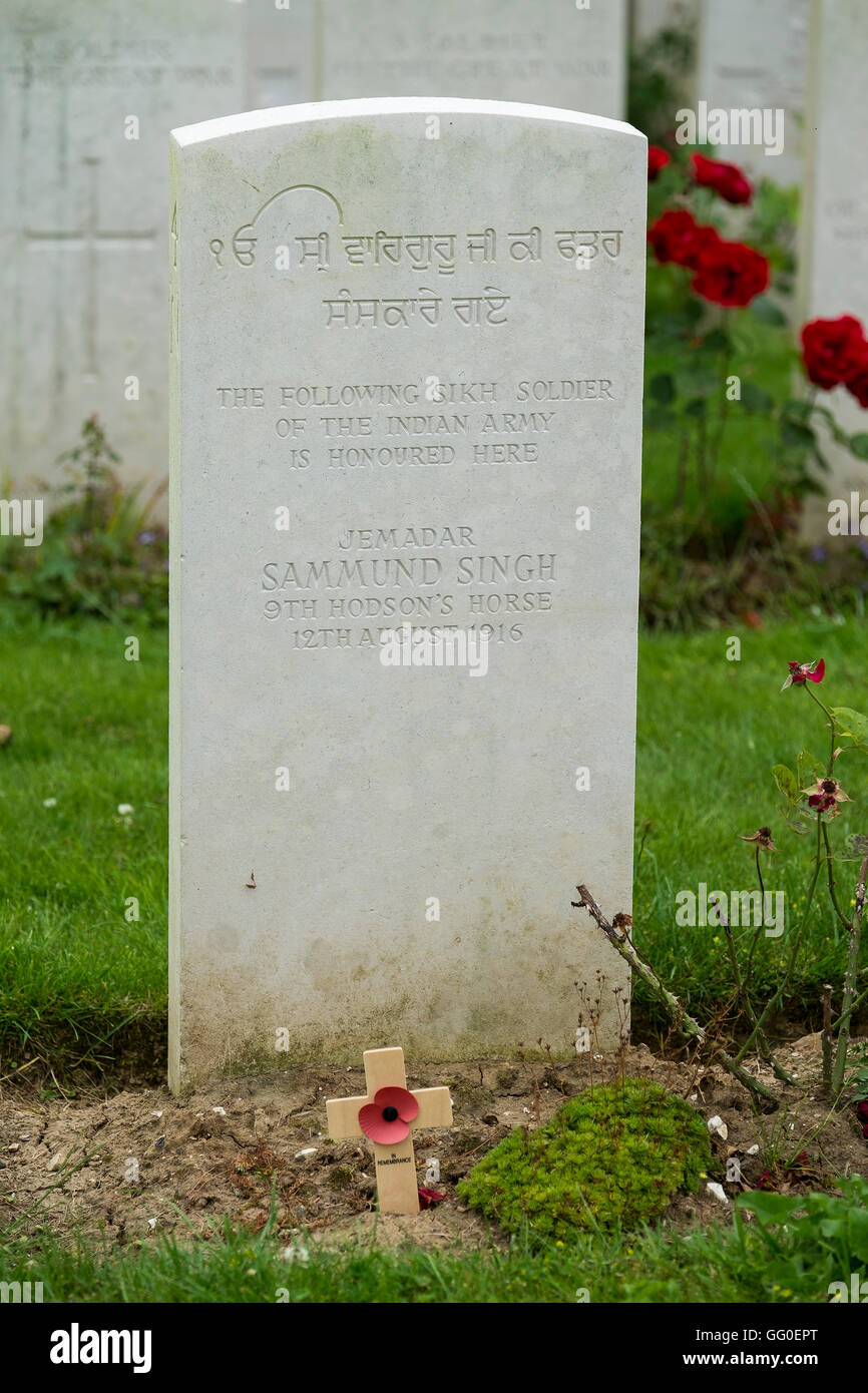 La pietra tombale di un soldato Sikh a Gordon Dump Commonwealth War Graves cimitero della Commissione, Somme, Francia. Foto Stock