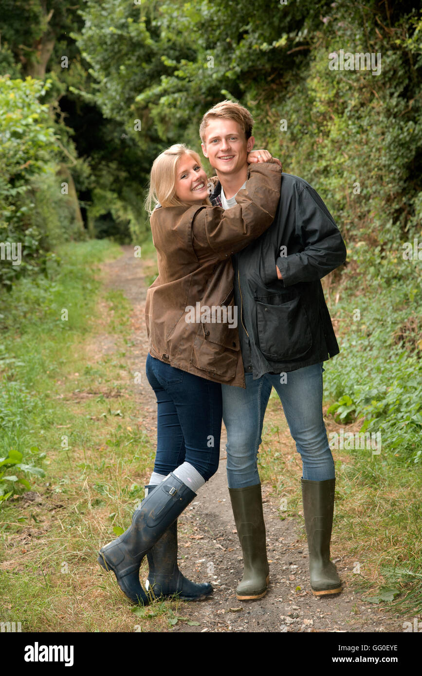Coppia giovane coccolare in campagna - una giovane coppia cuddling in campagna Foto Stock
