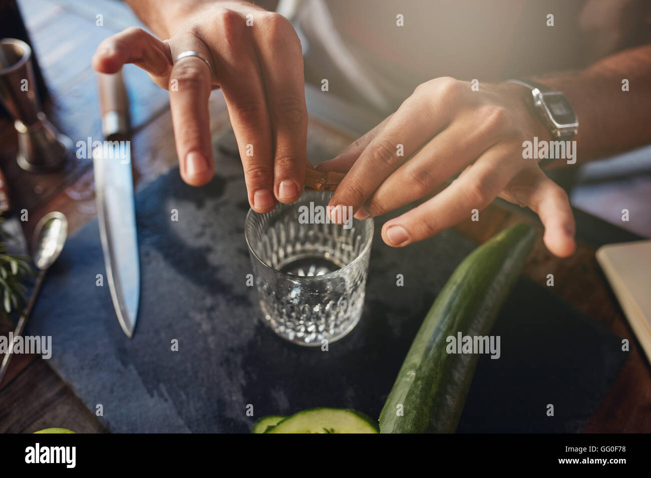 Vista superiore del barista mani la preparazione di cocktail. Sperimentare una nuova ricetta per fare un cocktail drink. Foto Stock