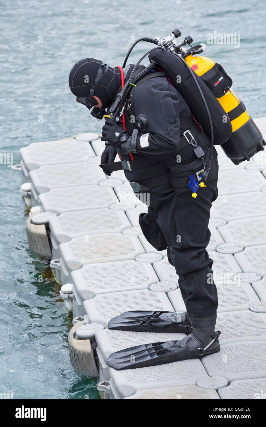 Scuba Diver tenetevi pronti a saltare in mare a Swanage in luglio Foto Stock