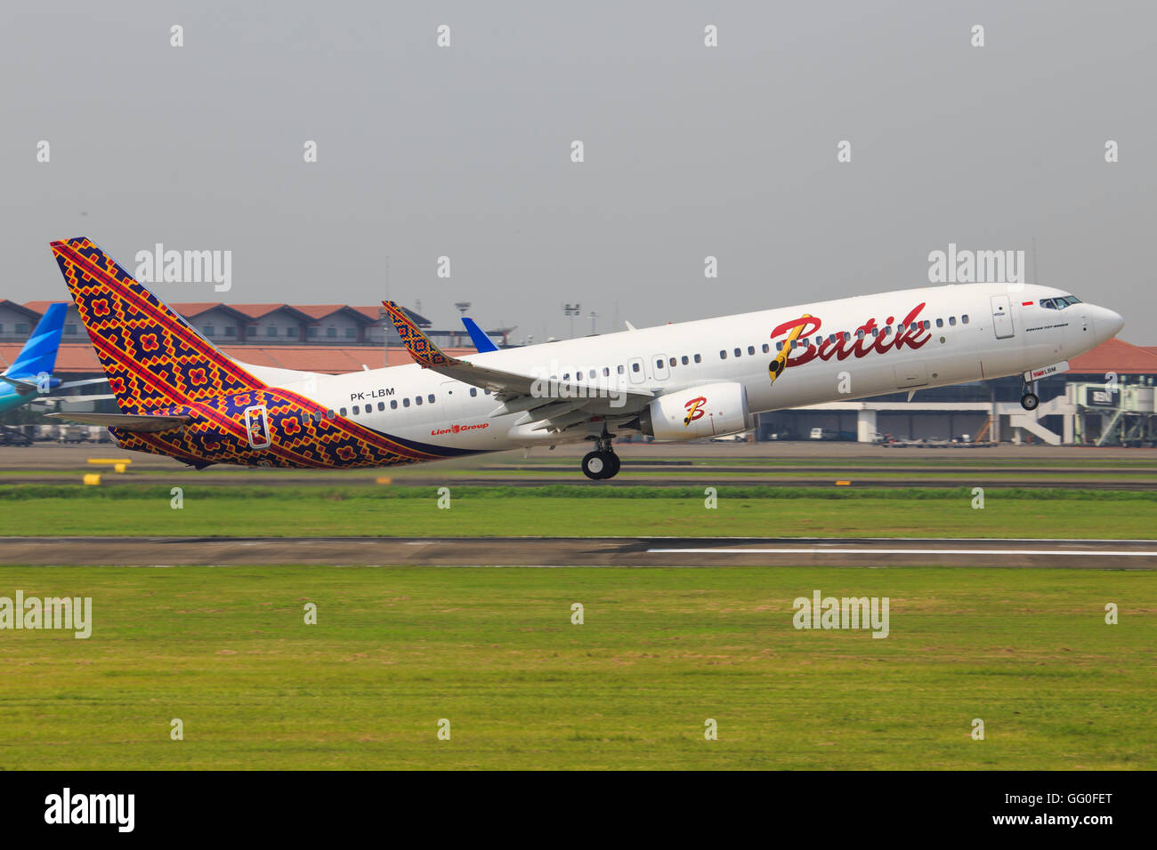 Bali/Indonesia Febbraio 19, 2013: Boeing 737 da Batik decollo all'aeroporto di Bali. Foto Stock