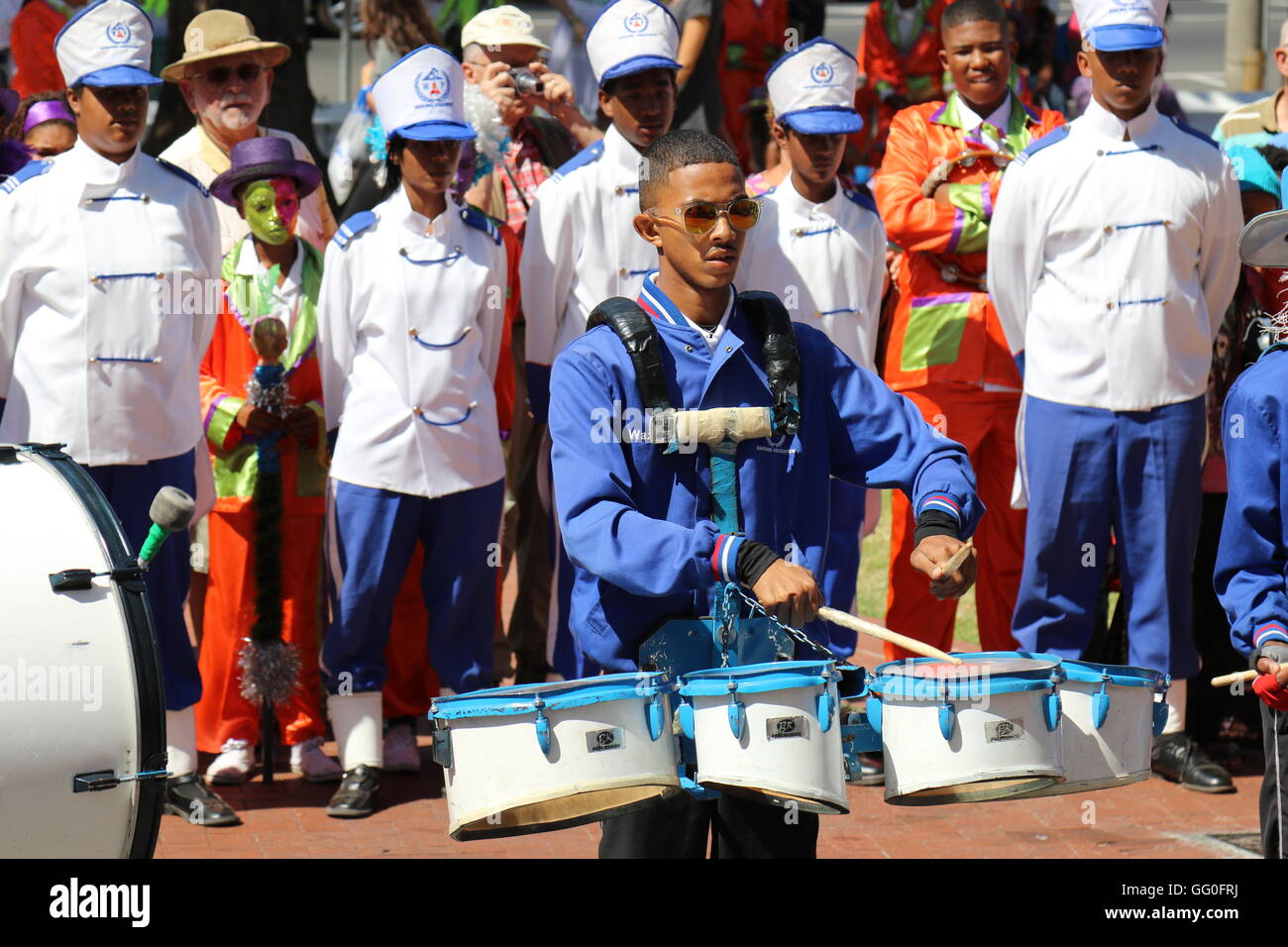 Giovane africano a suonare la batteria al 2016 Stellenbosch wine parade in Sud Africa Foto Stock