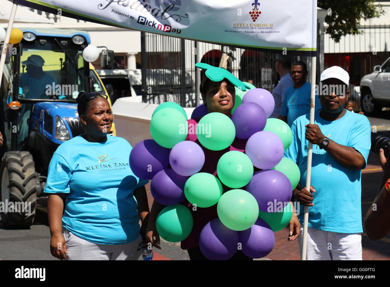 Popolo africano al 2016 Stellenbosch wine parade indossando abiti colorati Foto Stock