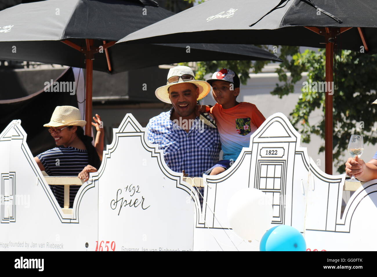 Popolo africano in piedi su un galleggiante a 2016 Stellenbosch wine parade Foto Stock