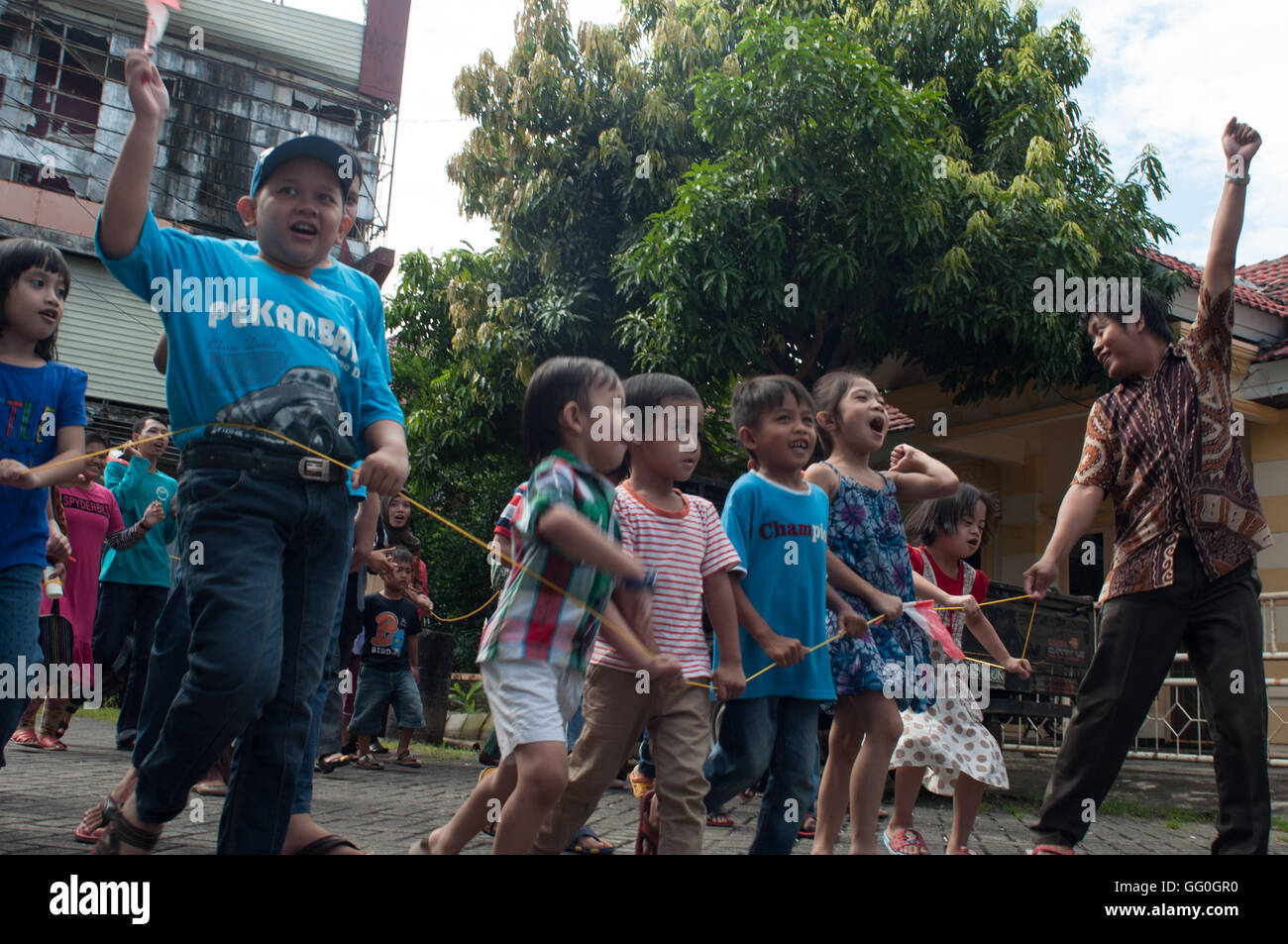 I bambini autistici marzo con i loro genitori e terapeuta in Makassar, Indonesia. Foto Stock