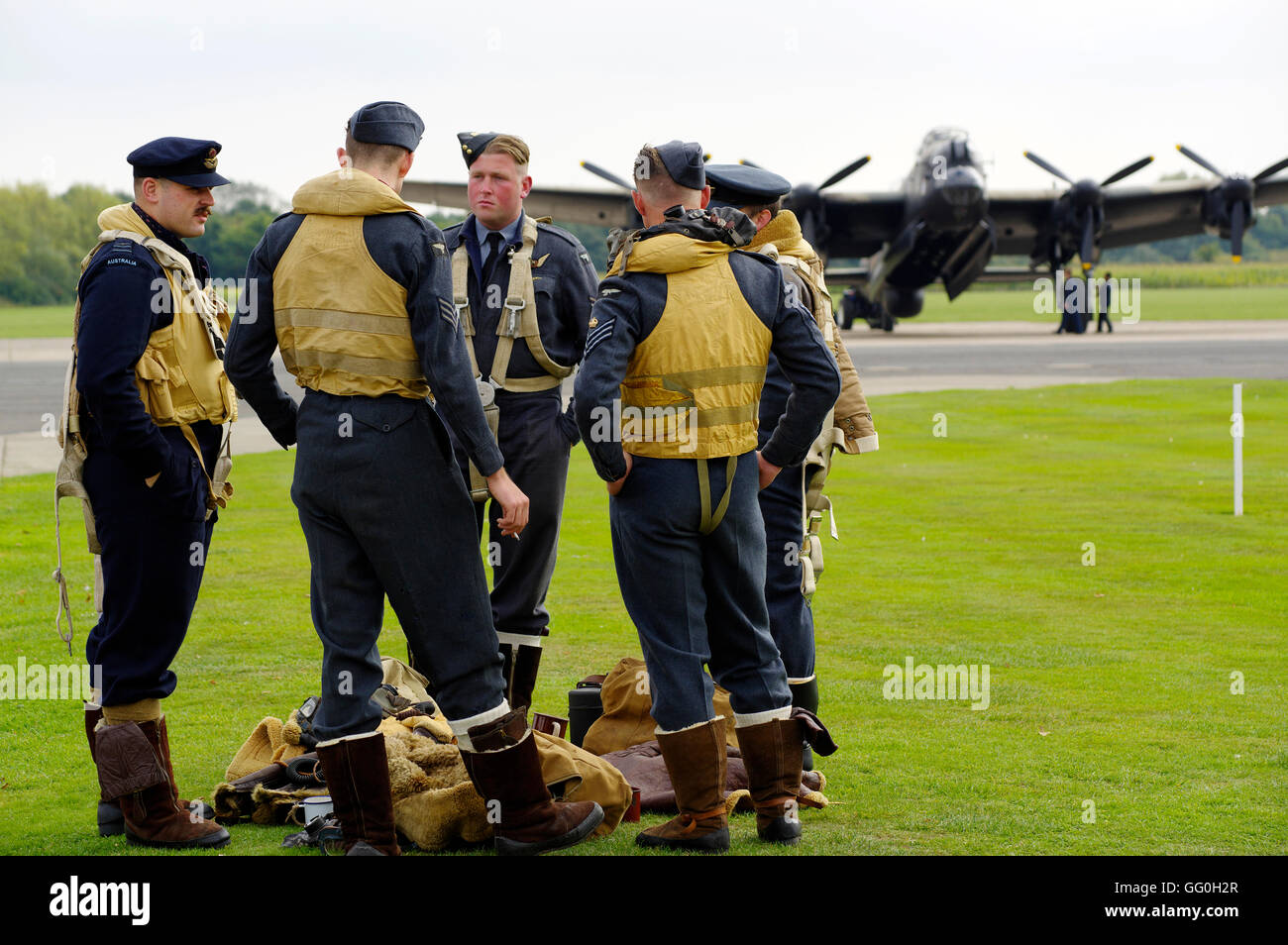 Re enactors a East Kirkby con Lancaster NX611, Just Jane Foto Stock