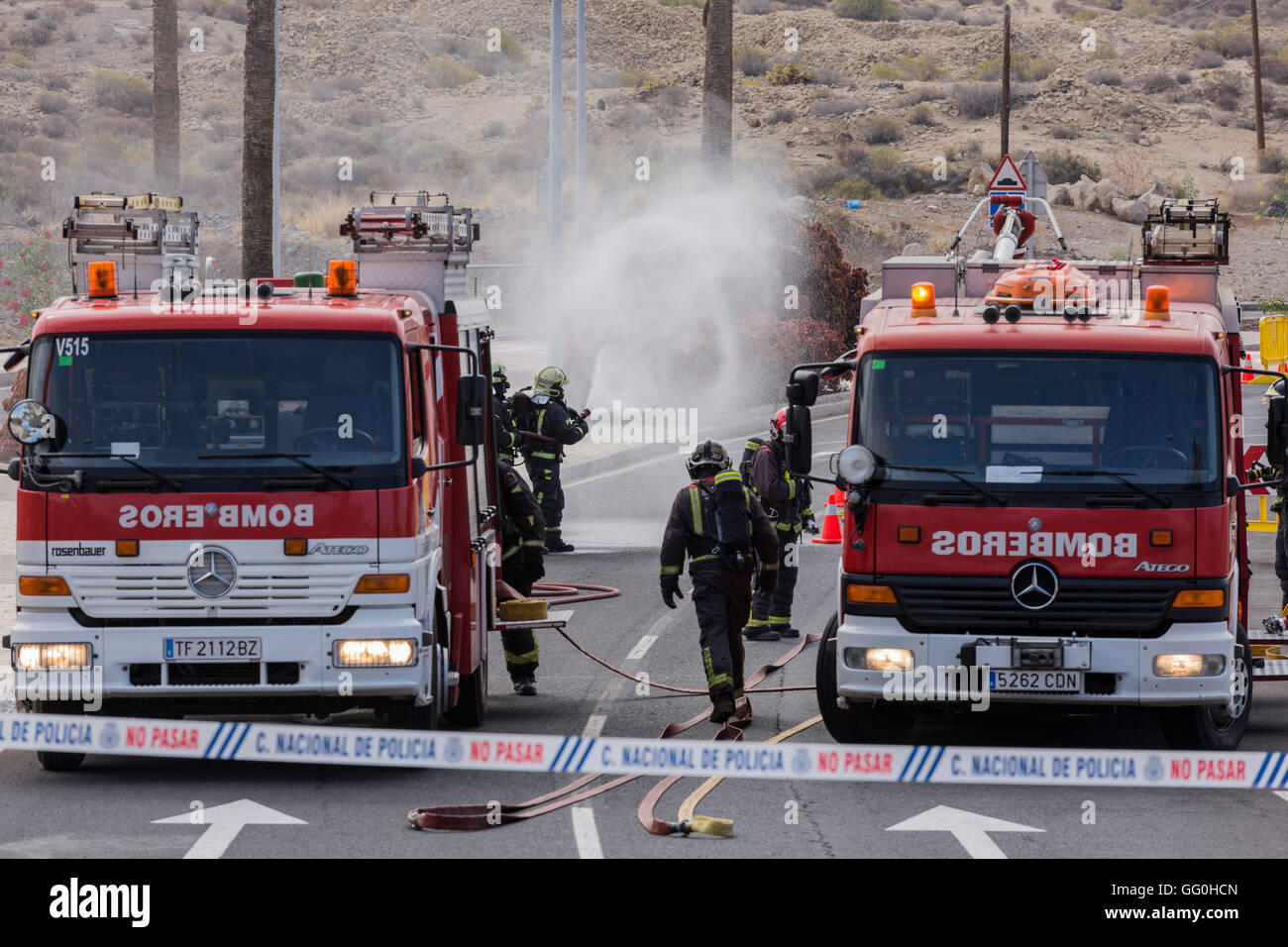 Il ramo di Adeje Tenerifes dei vigili del fuoco volontari di prendere parte ad una simulazione di emergenza, Isole Canarie, Spagna Foto Stock