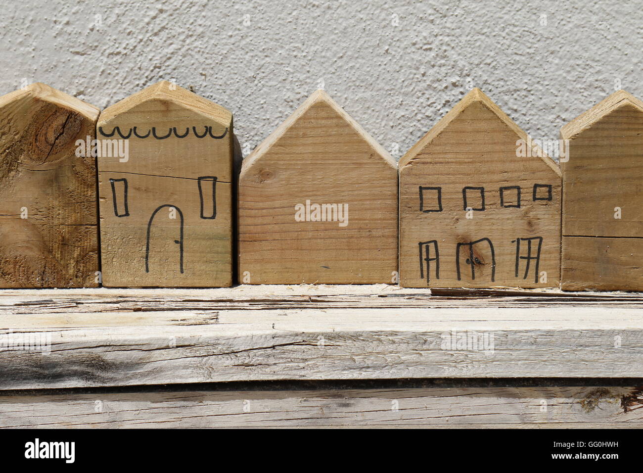 Legno intagliato case in miniatura presso l'Avenir Wine Estate, Stellenbosch, Sud Africa Foto Stock