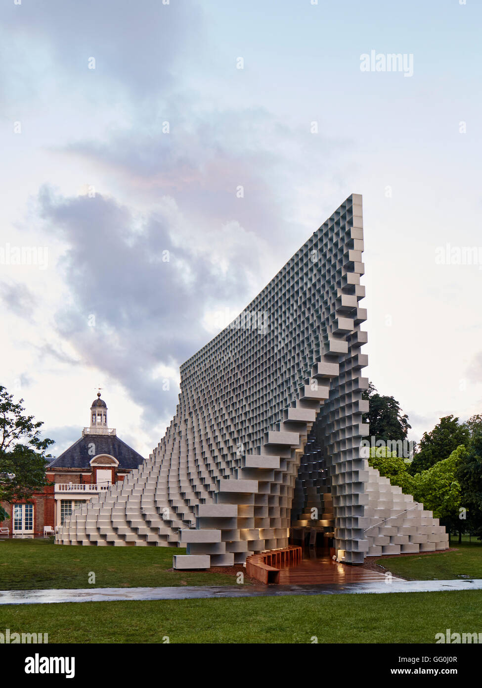 Elevazione del tramonto dopo la pioggia con Serpentine Gallery al di là. Serpentine Pavilion 2016, Londra, Regno Unito. Architetto: BIG Bjarke Ingels Group, 2016. Foto Stock