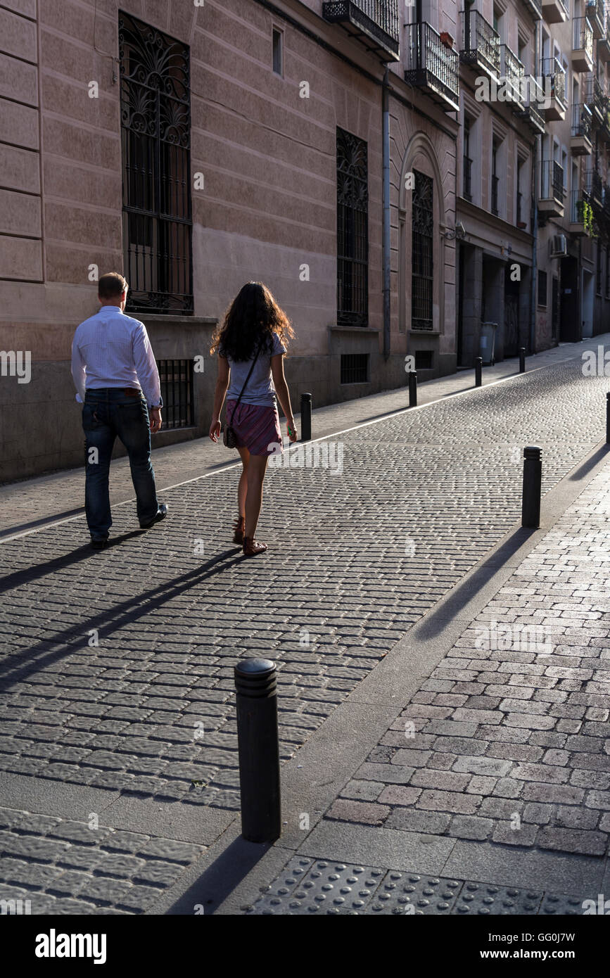Atmosferica strada pedonale nel popolare quartiere di Huertas, Madrid, Spagna Foto Stock