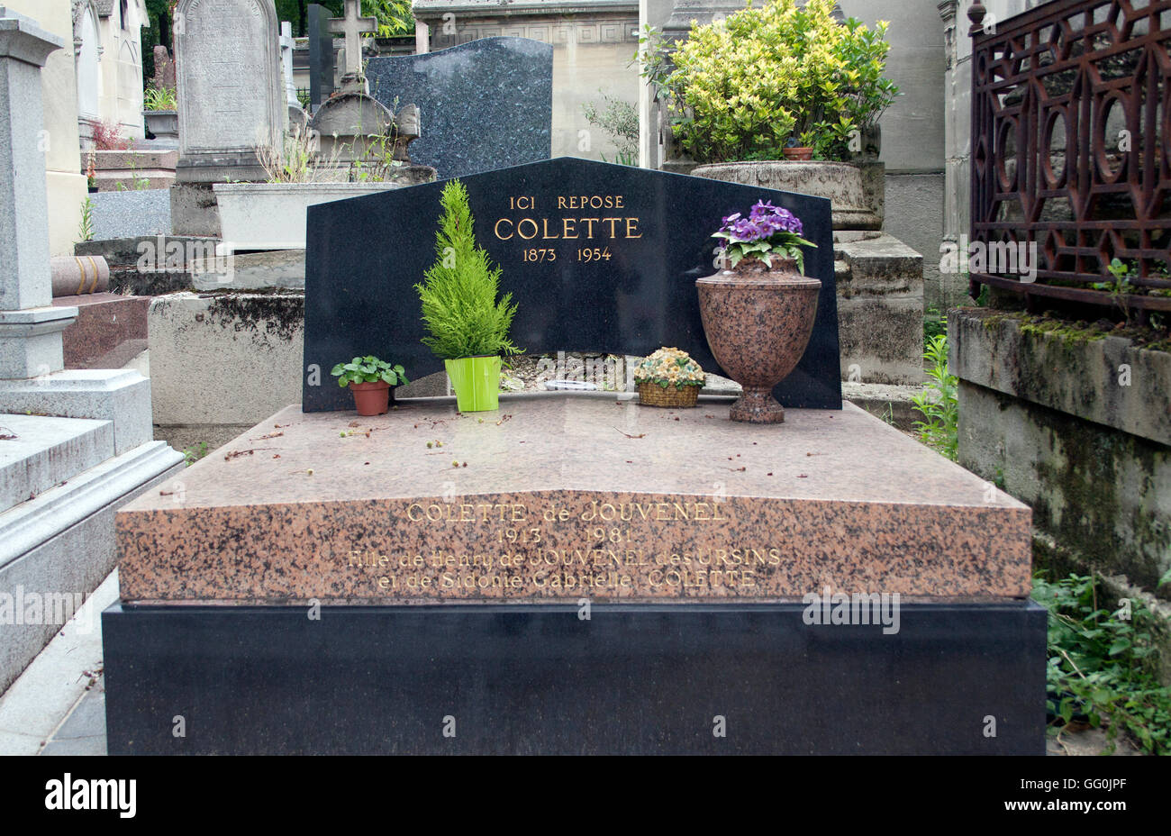Tomba del famoso autore francese Sidonie-Gabrielle colette, situata nello storico cimitero di Père Lachaise a Parigi, un punto di riferimento letterario e pellegrinaggio Foto Stock