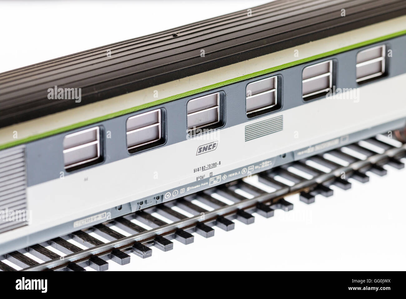 Stazione ferroviaria di Lima HO/OO il modello in scala del carrello ferroviario. SNCF, nazionale francese delle ferrovie in seconda classe coach sul binario ferroviario contro uno sfondo bianco. Foto Stock