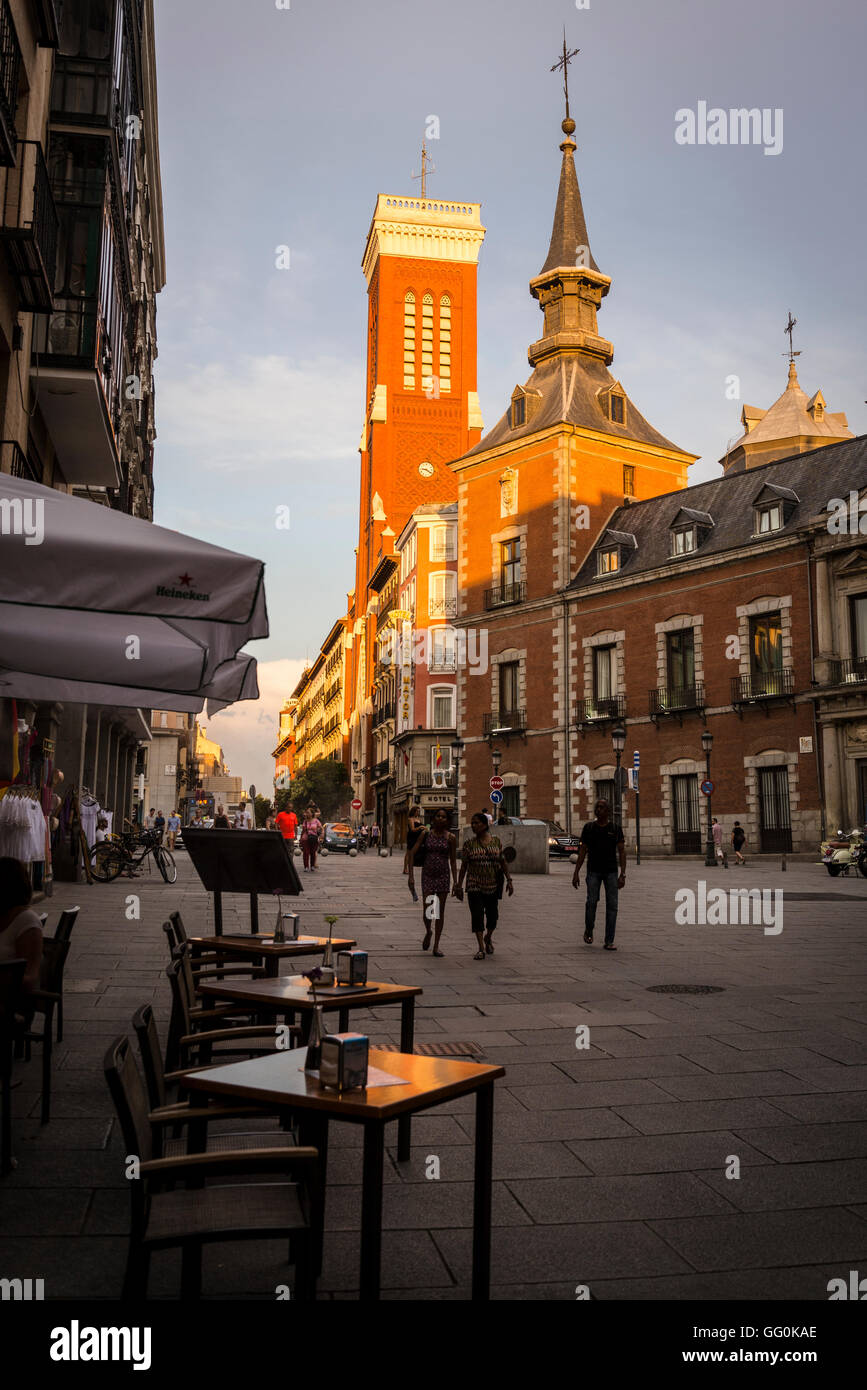 Plaza de la provincia con le torri del palazzo di Santa Cruz e Chiesa di Santa Cruz, Madrid, Spagna Foto Stock
