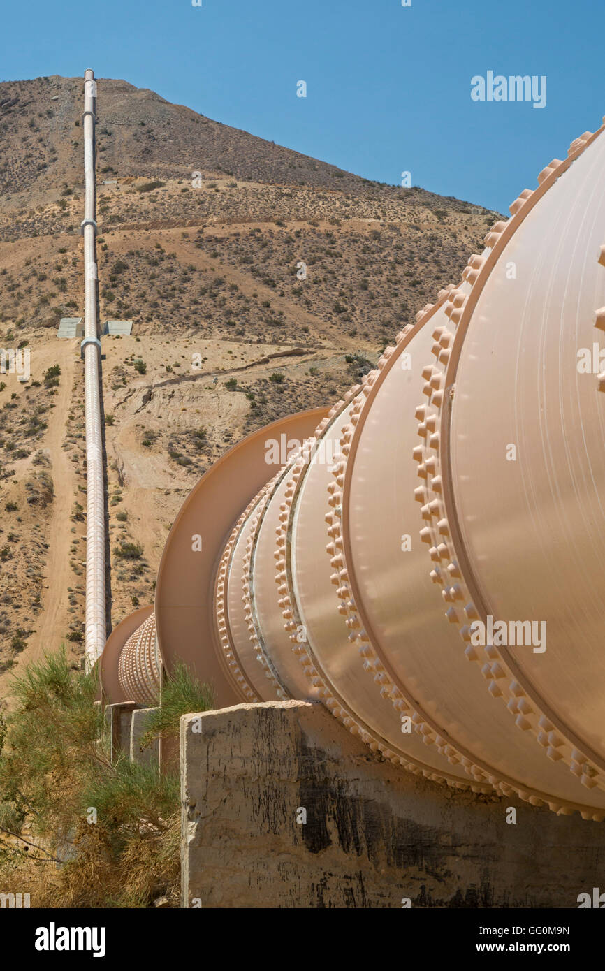 Cantil, California - Los Angeles acquedotto porta acqua dalla California's Owens Valley a Los Angeles. Foto Stock