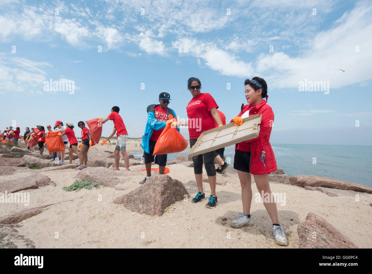 Gli studenti della University of Houston volontario per aiutare a pulire il Port Mansfield sporti in Texas del sud durante la pausa di primavera Foto Stock