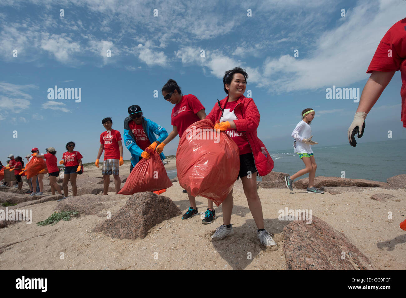 Gli studenti della University of Houston volontario per aiutare a pulire il Port Mansfield sporti in Texas del sud durante la pausa di primavera Foto Stock