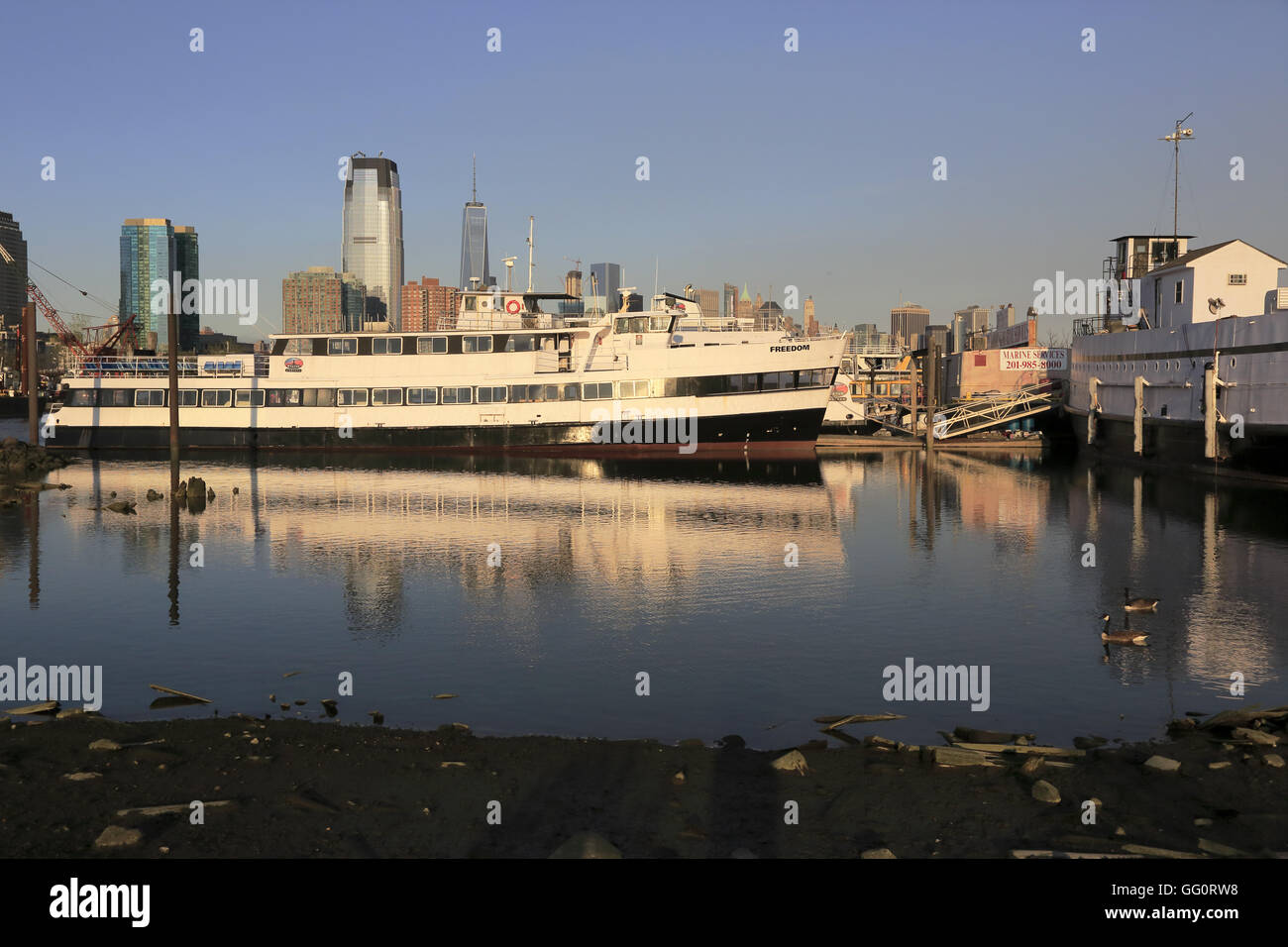 Liberty Marina di atterraggio con skyline di Jersey City e One World Trade Center aka Freedom Tower in background.New Jersey,USA Foto Stock