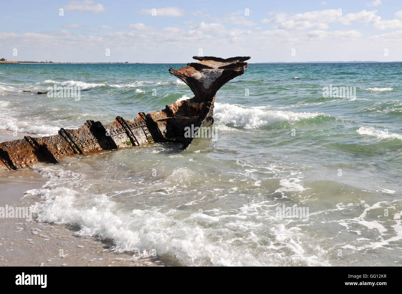 Vecchio arrugginito naufragio parzialmente sommerso a CY O'Connor spiaggia e l'Oceano Indiano seascape in Nord Coogee, Western Australia. Foto Stock