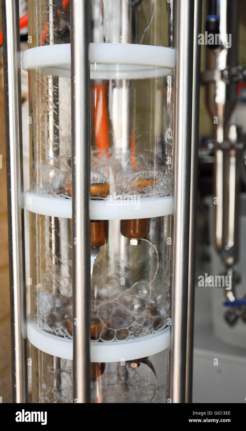 Piastra di bolla ancora con struttura metallica e pareti di vetro riempito  con bolle di bianco e i piatti di distillazione iniziale Foto stock - Alamy
