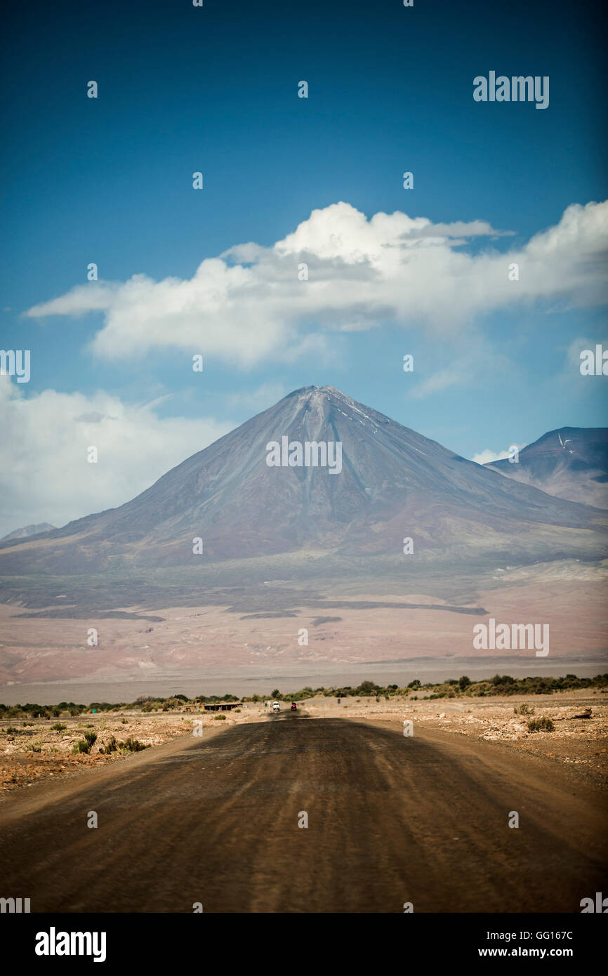 Bellissima vista sul vulcano Licancabur vicino a San Pedro de Atacama, Cile, Sud America Foto Stock