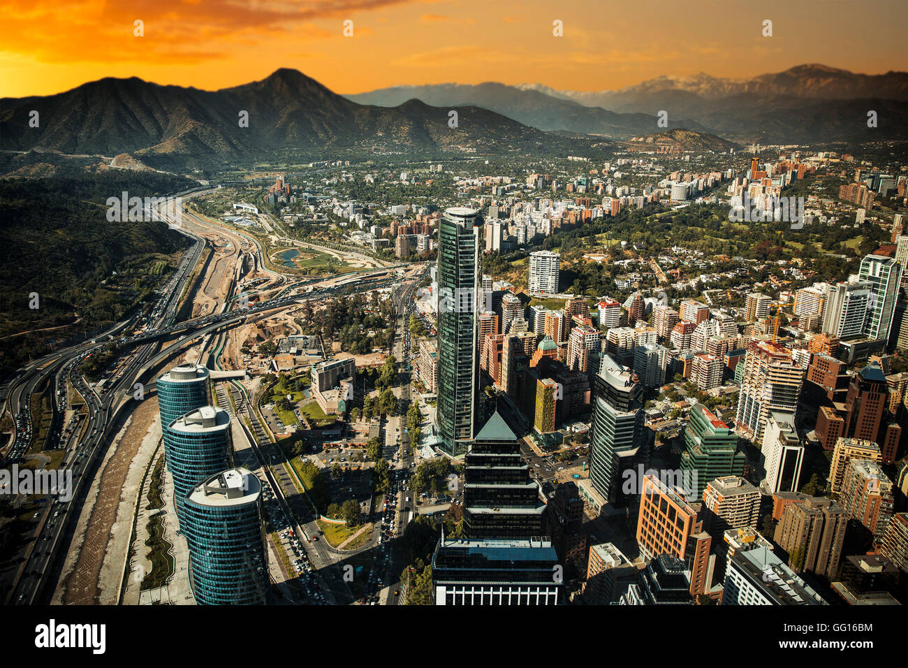 Vista di Santiago de Chile con Los Andes mountain range in retro Foto Stock