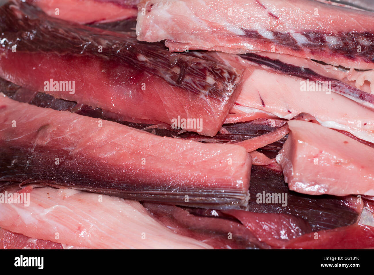 I residui di materiale di tonno quando è stata tagliata per il sashimi, noto come Ara in giapponese Foto Stock
