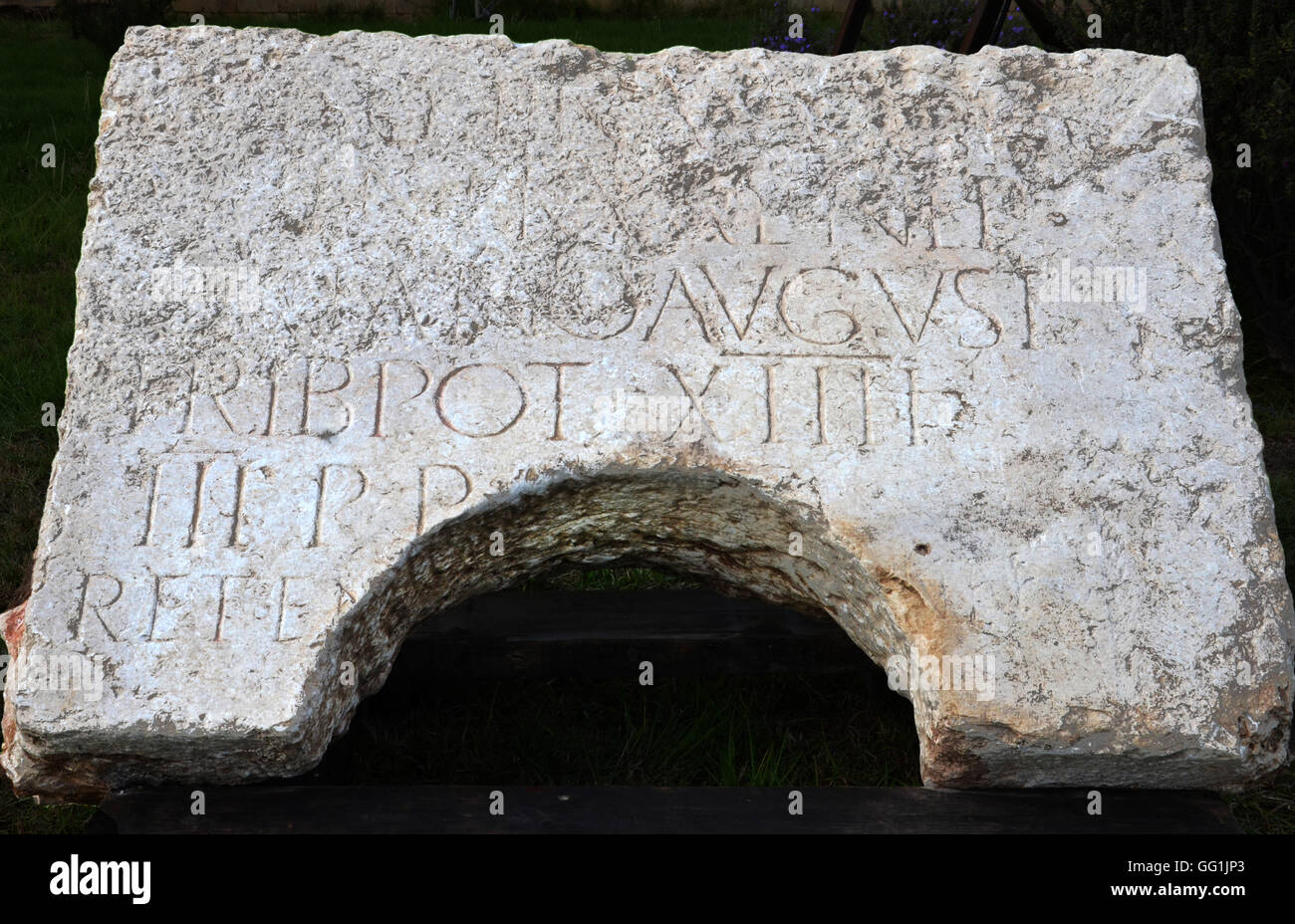 5881. Roman iscrizione commemorativa dedicata dalla decima Legione Fretensis all'imperatore Adriano, dating c. 1st. C. D.C. trovato nea Foto Stock
