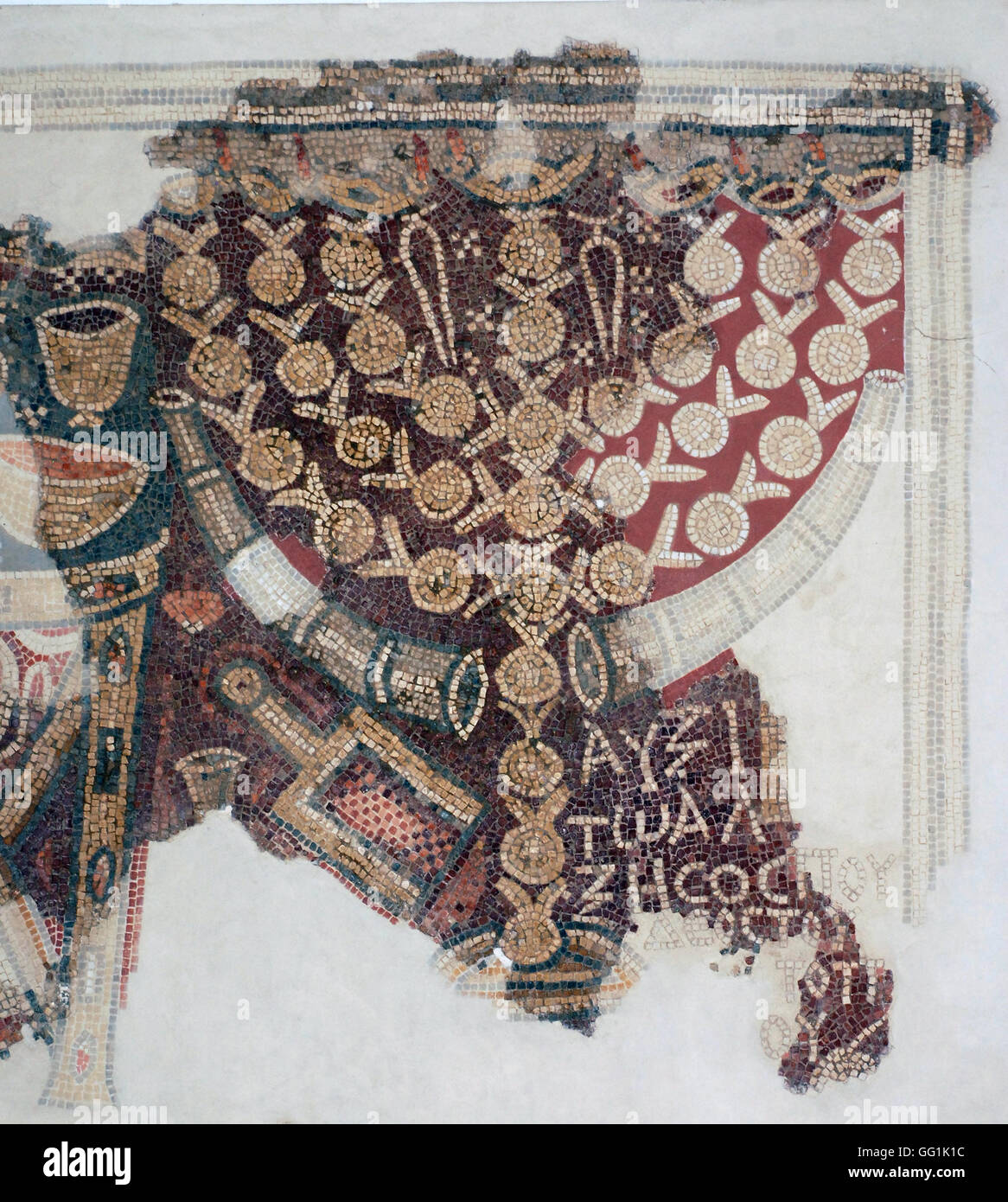 5892. El-Khirbe sinagoga samaritana (Samaria) risalente al 4th. C. AD. Particolare del pavimento a mosaico raffigurante il candelabro (M Foto Stock