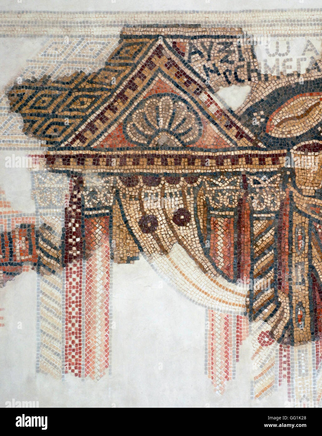 5892. El-Khirbe sinagoga samaritana (Samaria) risalente al 4th. C. AD. Particolare del pavimento a mosaico raffigurante l'arca in wi Foto Stock