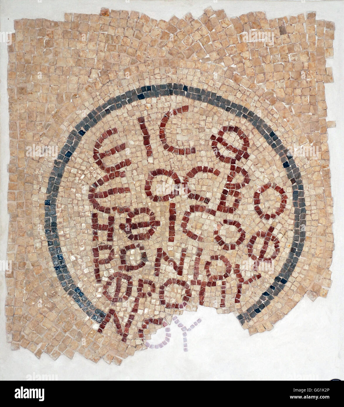 5892. El-Khirbe sinagoga samaritana (Samaria) risalente al 4th. C. AD. Iscrizione greca dal pavimento a mosaico. Foto Stock