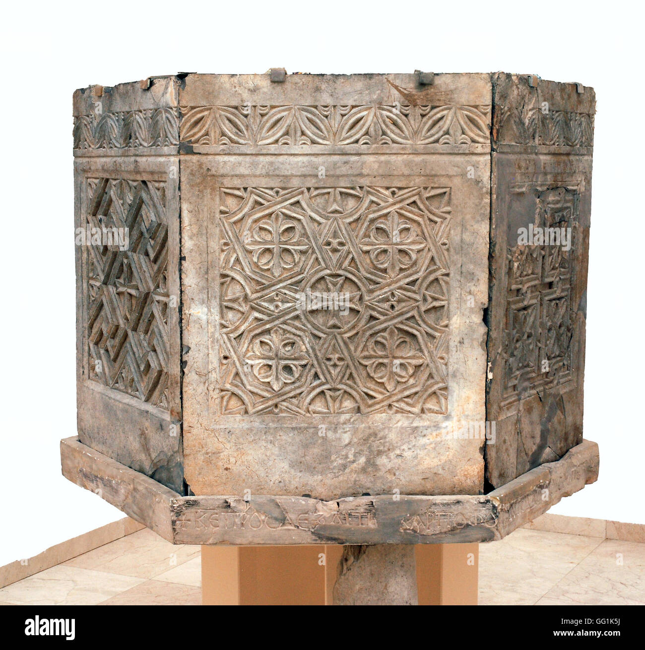 5900. Il pulpito (ambone) dal 6th. C. La chiesa bizantina di San Theodoros a Beit Sila sulla strada da Lod (Lydda) a Gerusalemme. Foto Stock