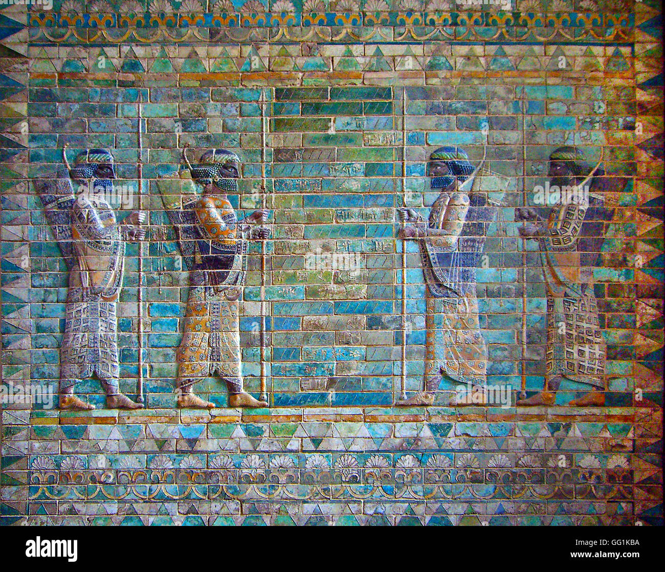 5926. Protezione ELAMITE dell'esercito persiano rappresentato in pieno splendore. In mattoni smaltati dal palazzo ACHEMENIDE IN SUSA - la Persia, 6TH Foto Stock