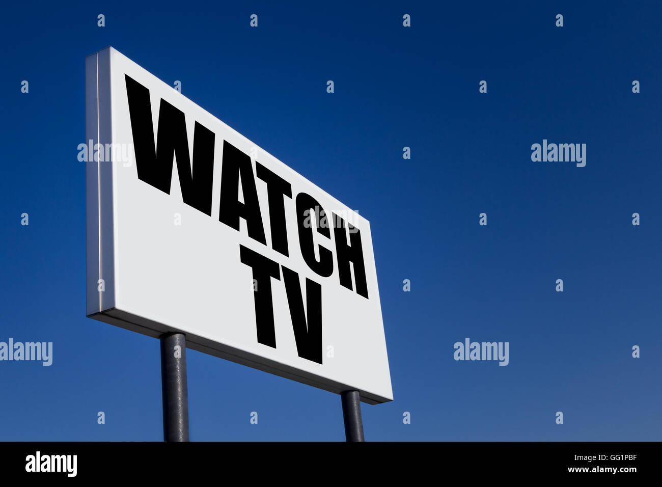 Grande pannello di annunci, goffrato con il messaggio "Watch TV", contro il cielo blu. Foto Stock