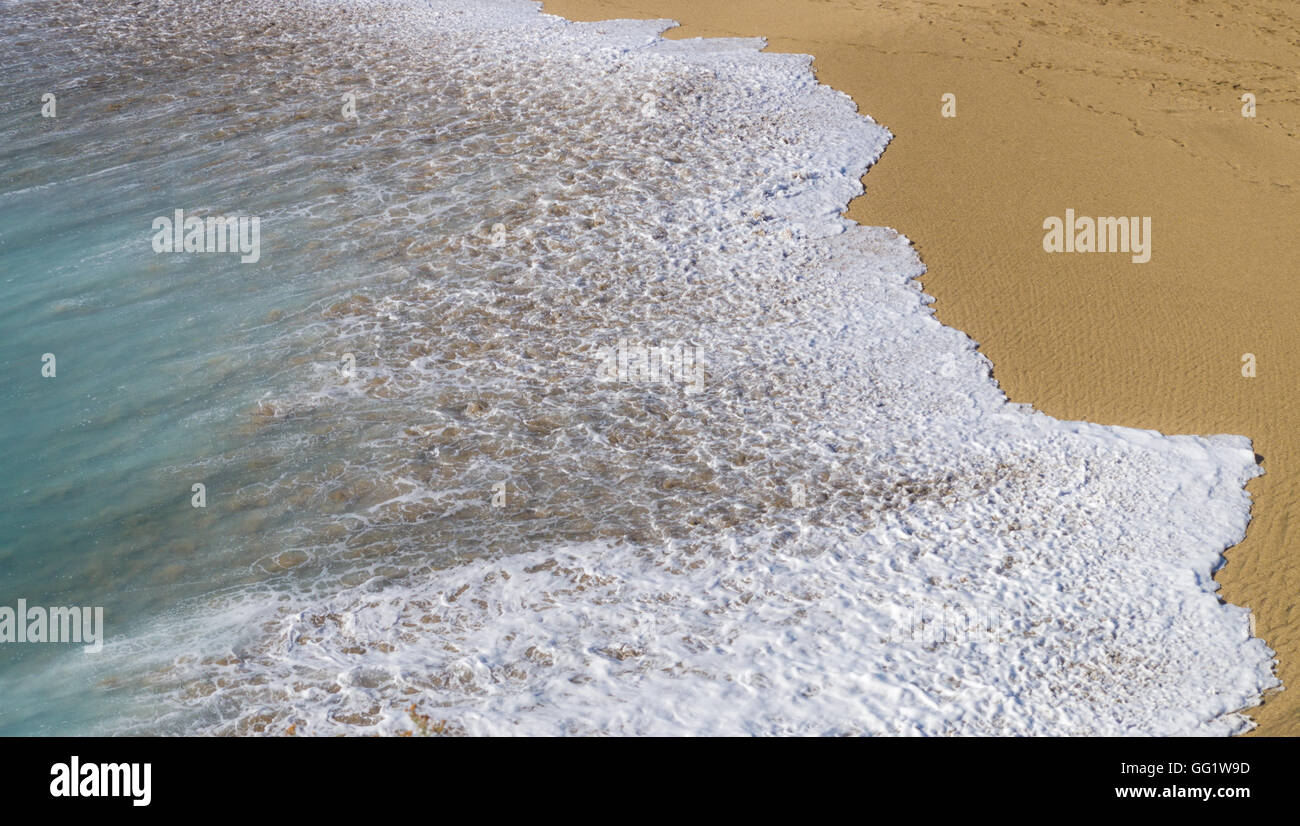 Onde oceaniche provenienti per la spiaggia di sabbia e dalla vista di cui sopra Foto Stock