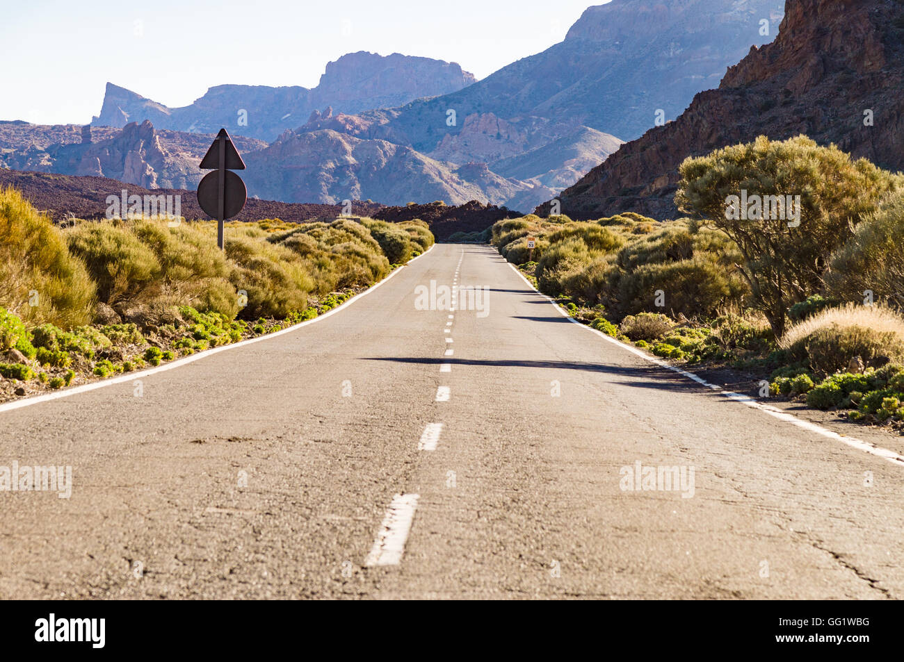 Panoramica strada vuota con montagne di haze sullo sfondo, Tenerife, Isole canarie, Spagna Foto Stock