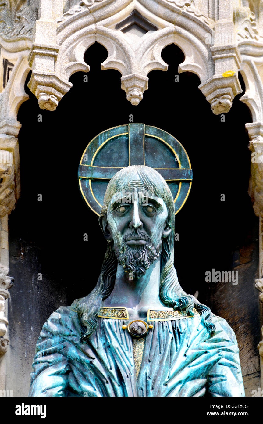 A Canterbury Kent, Regno Unito. Christchurch Gate (Ingresso alla Cattedrale) nel burro di mercato (quadrato). Bronze - la figura di Cristo Foto Stock
