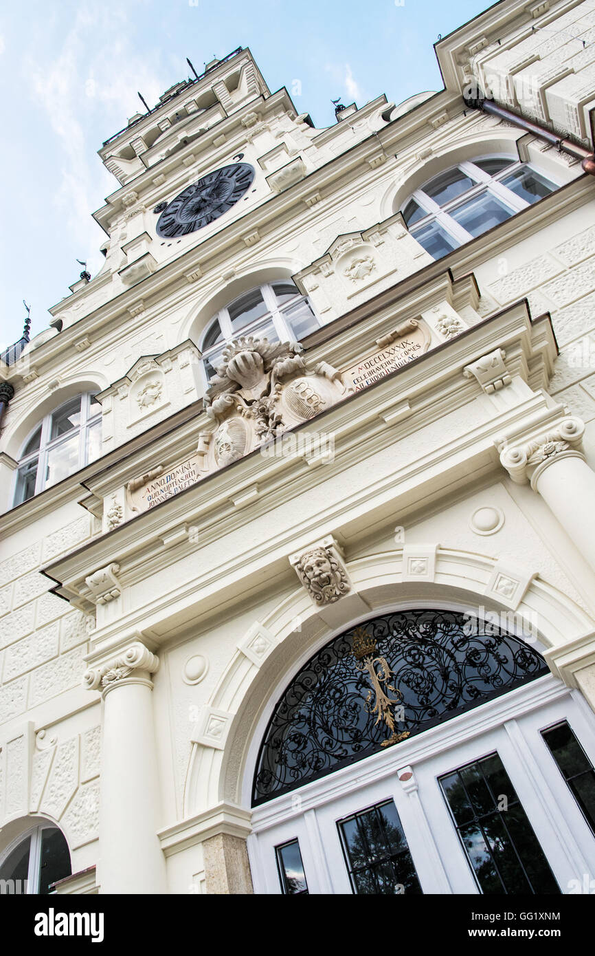 Dettaglio foto del bellissimo castello di Budmerice nella Repubblica slovacca. Tema architettonico. Il patrimonio culturale. Posto bellissimo. Foto Stock